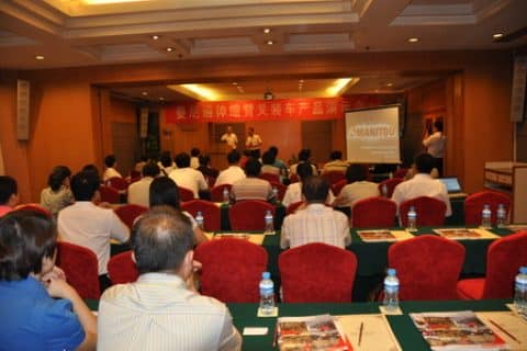 曼尼通伸缩臂叉车产品演示会在杭州召开