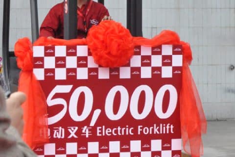 林德中国第50000台电动叉车交付仪式在深圳沃尔玛举行