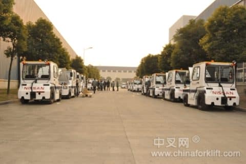 靖江叉车35台牵引车发往南航