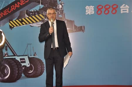 科尼叉车第888台正面吊正式下线