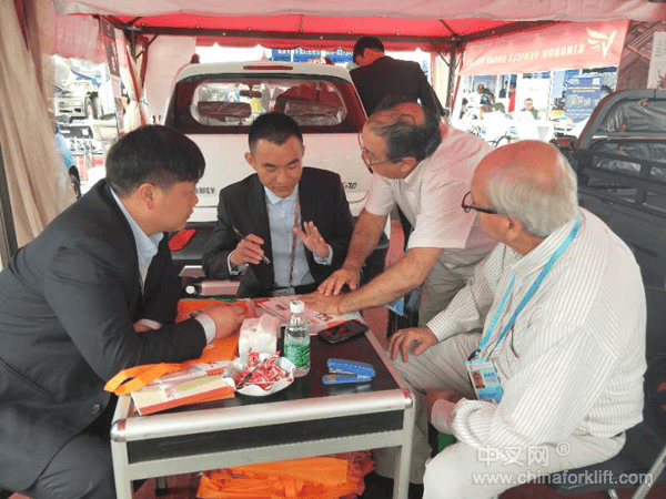 金彭叉车首现广交会引外商关注