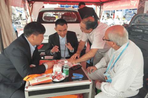 金彭叉车首现广交会引外商关注