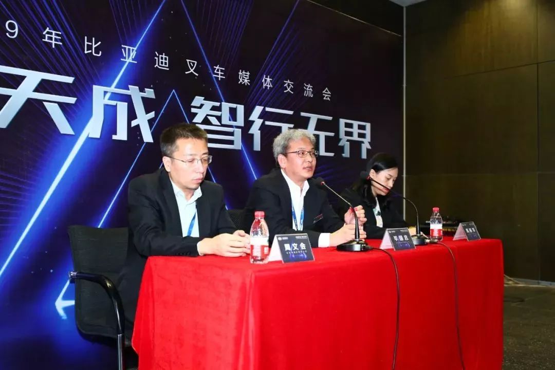 新能源叉车行业的变革者来了——比亚迪升级版新能源叉车来袭