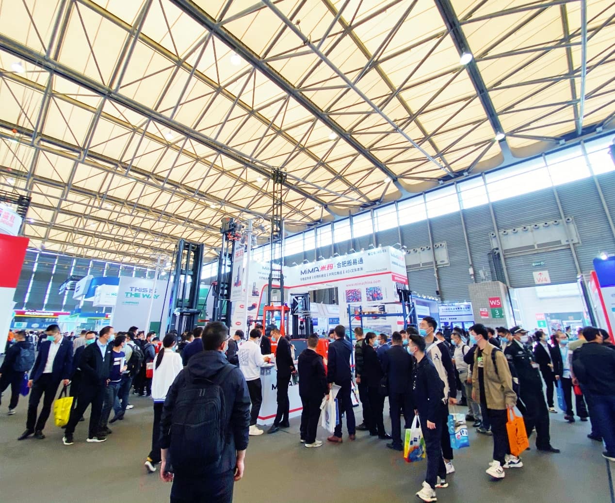 现场直击——米玛全向前移式叉车出售签约仪式在CeMAT ASIA 2021举行