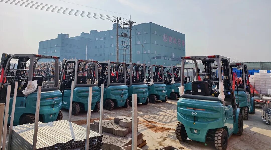 火爆交车|-20℃冷库稳赢!宝骊KBE-01电动叉车批量交付丹东冷链企业
