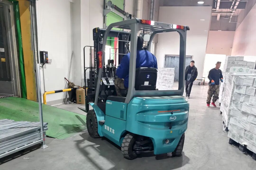 火爆交车|-20℃冷库稳赢!宝骊KBE-01电动叉车批量交付丹东冷链企业