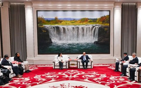 王雪红、陈文琦一行访黑龙江，与省委书记许勤交流合作