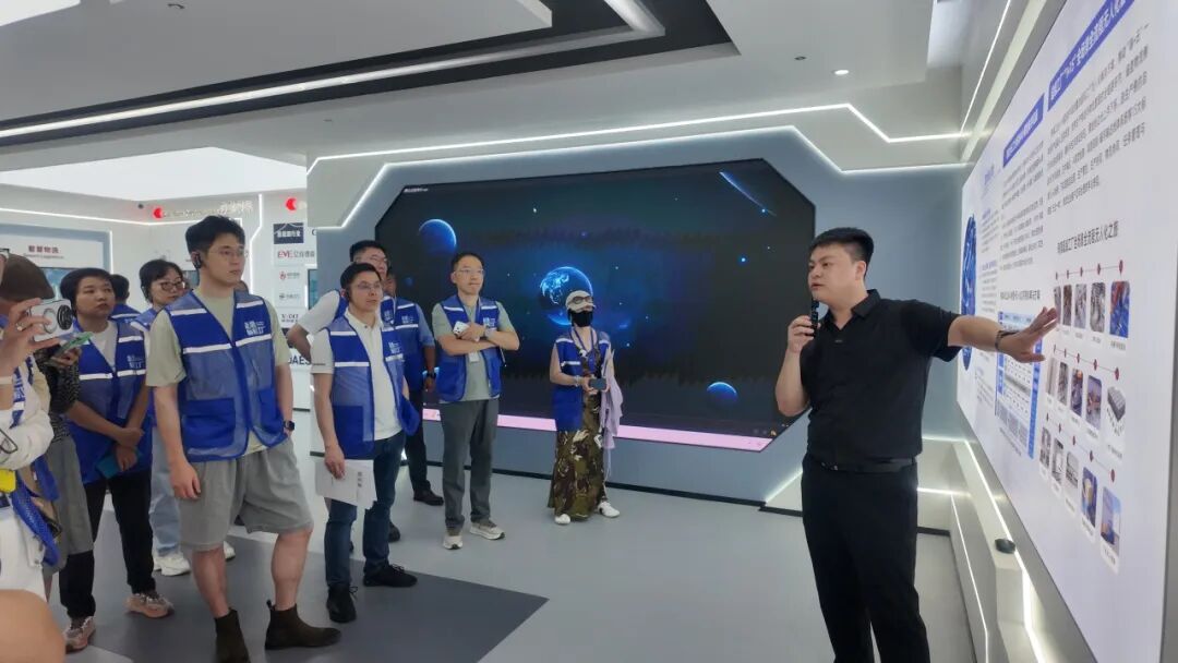 激荡思想,智造未来:吴晓波频道企业家考察团访磅旗科技,探寻AI重构制造业的底层逻辑