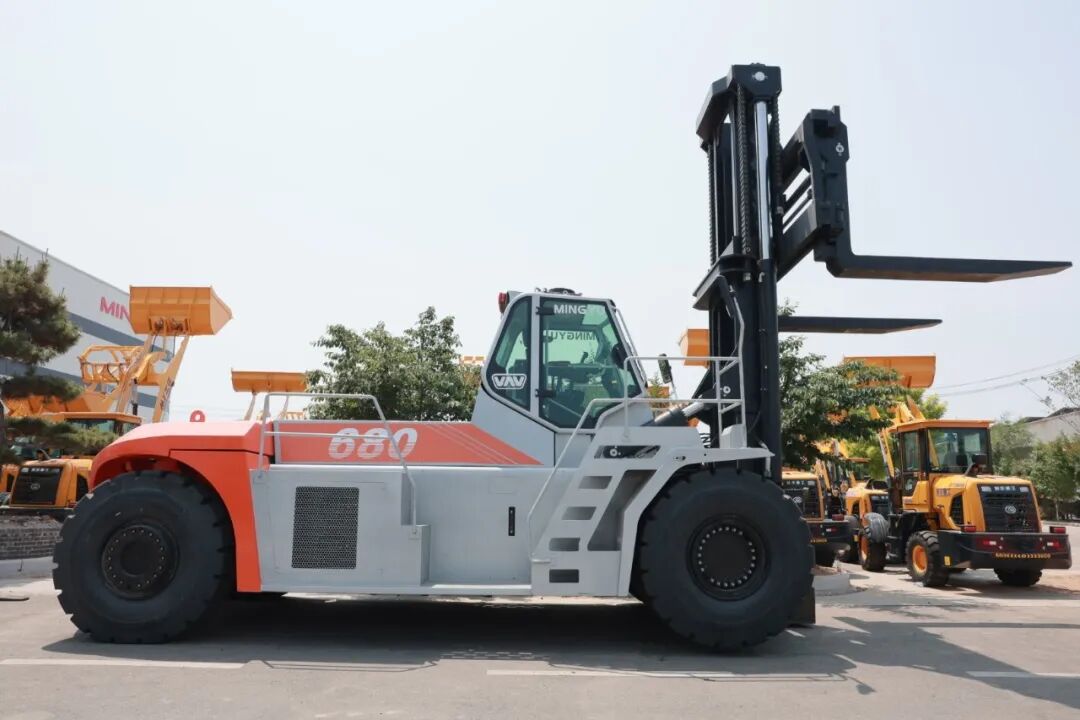 全球最大68T锂电叉车- 明宇叉车