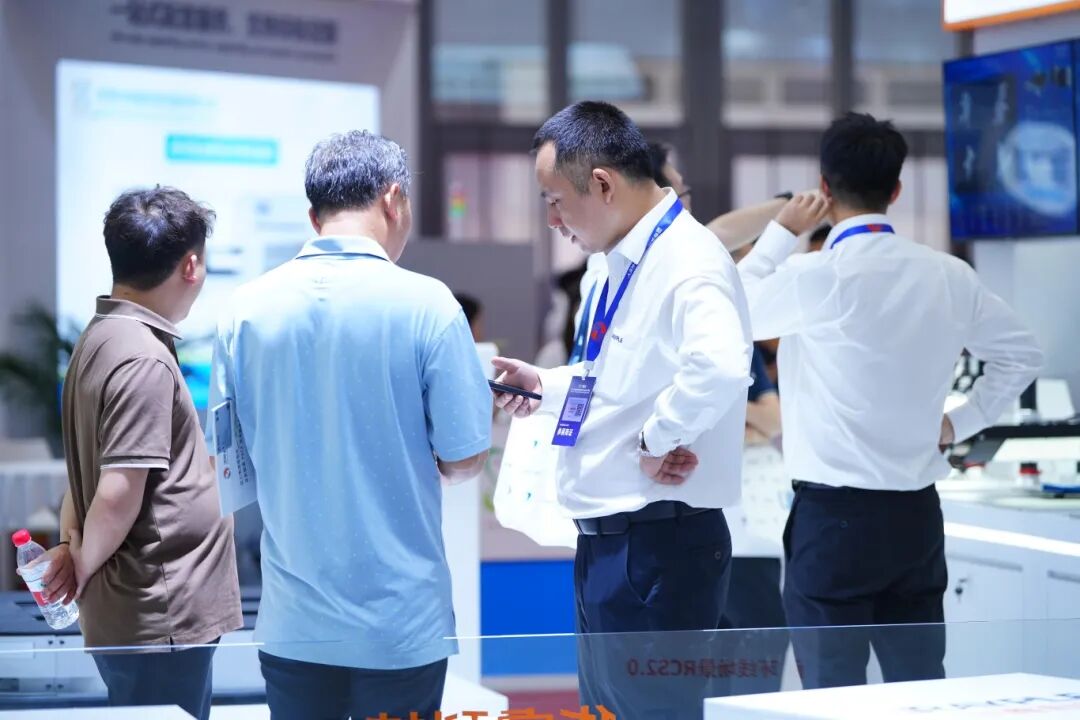 锂电展现场直击 | 华睿科技视觉+AMR护航锂电高品质智造