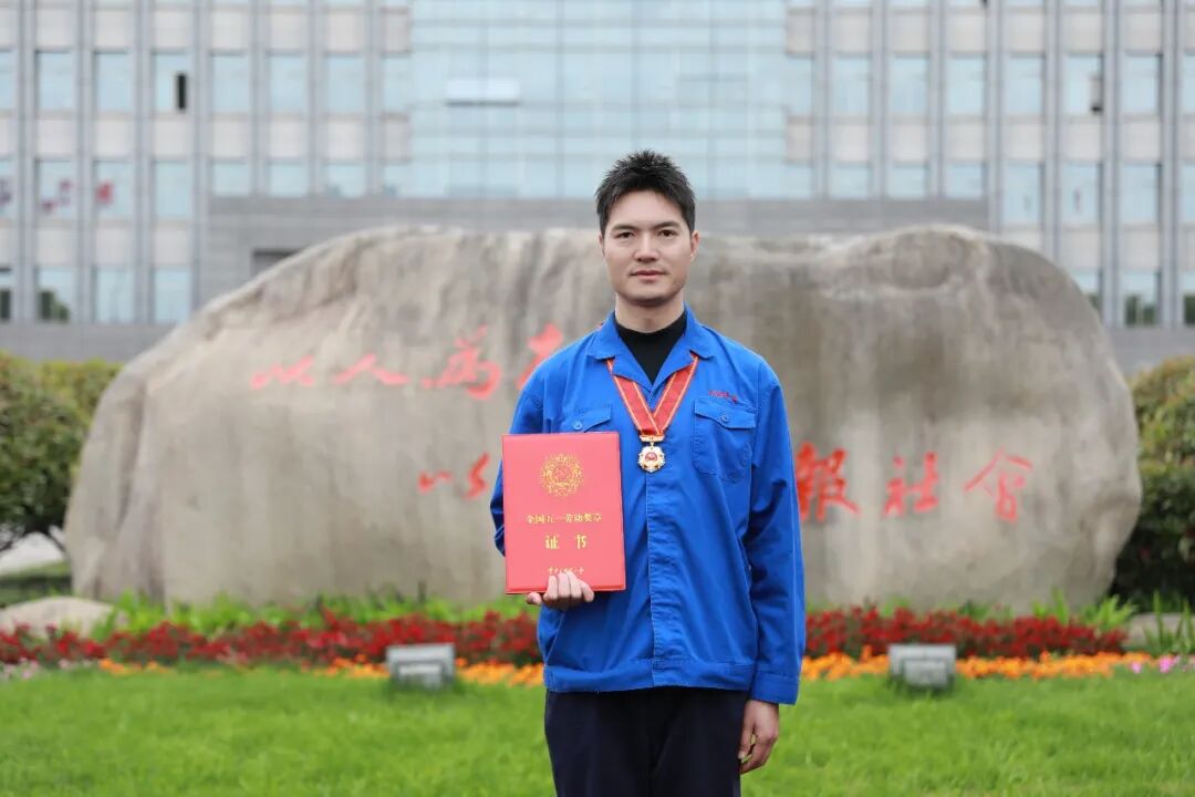 匠心筑梦 薪火相传 ——安徽叉车集团职工张攀荣获“全国五一劳动奖章”
