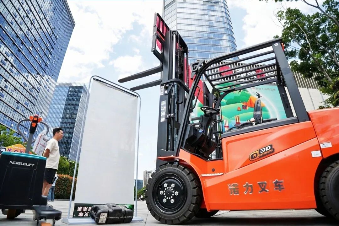 诺力叉车・智搬未来|高铁加速度,湖人足球风--品牌盛宴点亮杭州