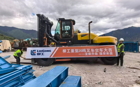 硬核交付！柳工20/25吨重型叉车强势入驻各大重载场景